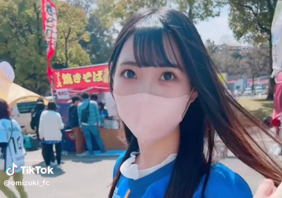 TikTok名場面：カノジョとサッカー観戦
